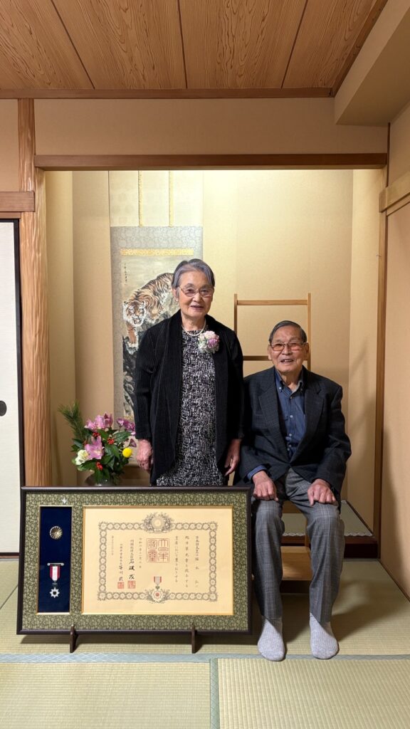 福本建設株式会社 会長 福本弘が、永年にわたる業界への寄与によりまして、旭日單光章を受章しました。これもひとえに皆様のご支援ご指導のおかげと深く感謝申し上げます。